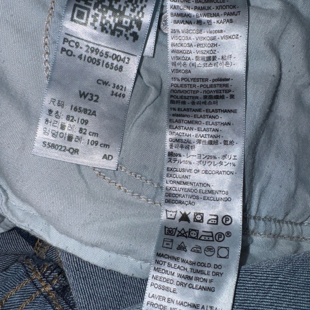 Levi’s Woman’s Mid Length Denim Shorts - Picture 6 of 6